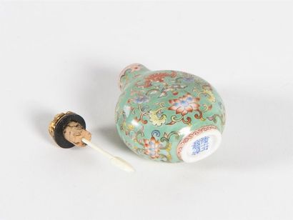 Chine, tabatière en porcelaine émaillée de...