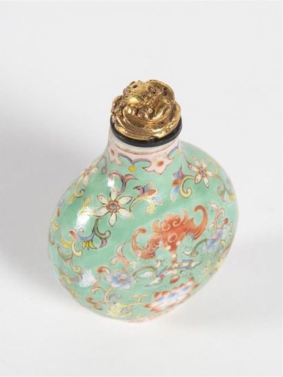 Chine, tabatière en porcelaine émaillée de...