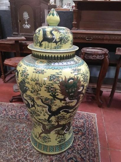 Paire d'importants vase balustre couverts...