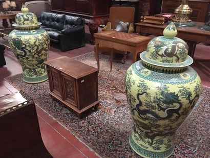 Paire d'importants vase balustre couverts...
