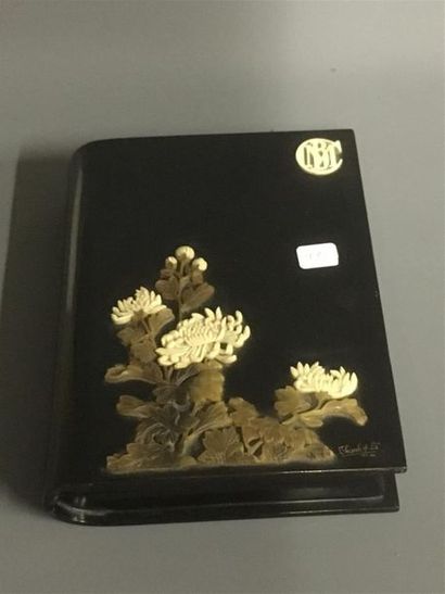 Boîte laquée noire avec fleurs en nacre et...