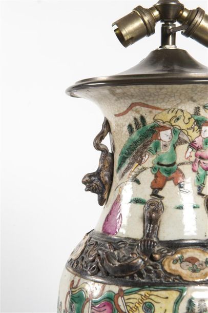 Japon vase monté en lampe
H: 35 cm
Accidenté...