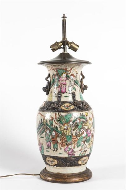 Japon vase monté en lampe
H: 35 cm
Accidenté...