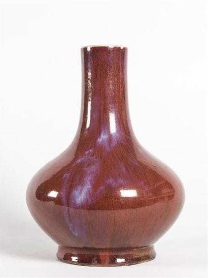 Chine, vase à long col en porcelaine émaillé...