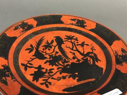 Chine, assiette en porcelaine à décor rouge...