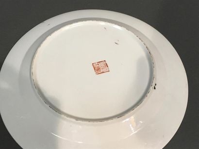 Chine, assiette en porcelaine à décor rouge...
