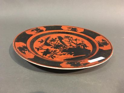 Chine, assiette en porcelaine à décor rouge...
