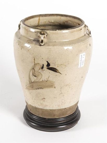 Vietnam, 
vase en porcelaine à couverte crème...