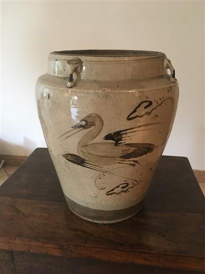 Vietnam, 
vase en porcelaine à couverte crème...