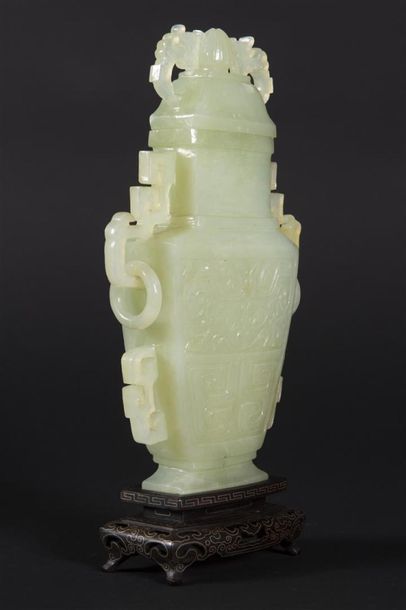 Pot couvert en jade avec son socle
H: 22...