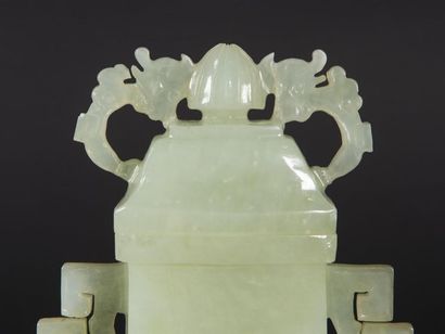 Pot couvert en jade avec son socle
H: 22...