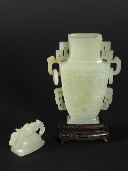 Pot couvert en jade avec son socle
H: 22...