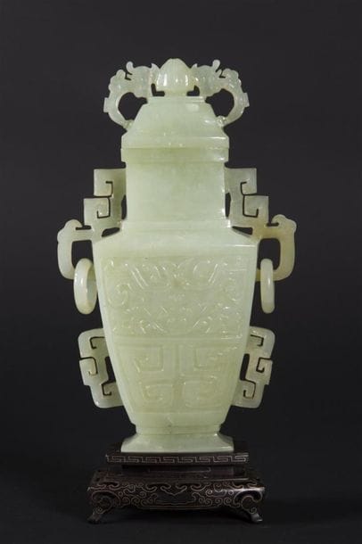 Pot couvert en jade avec son socle
H: 22...