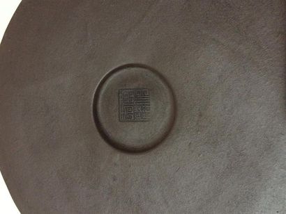Chine, Grand pot à pinceaux en grès rouge...