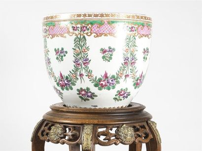 Aquarium en porcelaine polychrome et sa sellette...