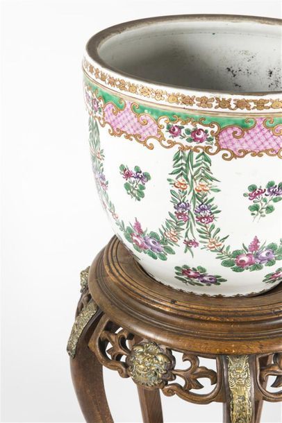 Aquarium en porcelaine polychrome et sa sellette...