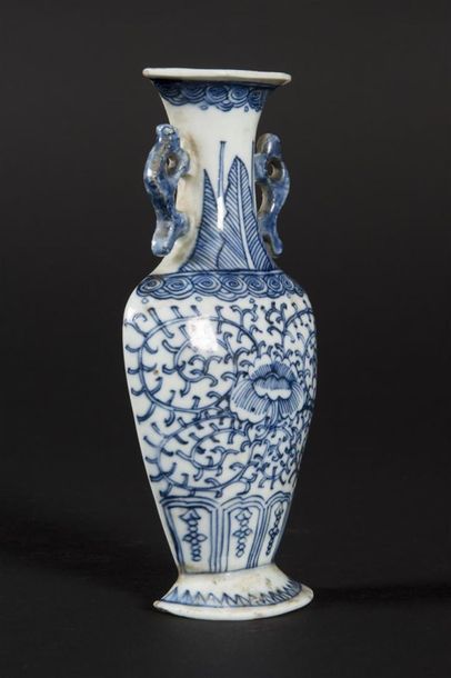 Chine, Bouquetière en porcelaine à décor...