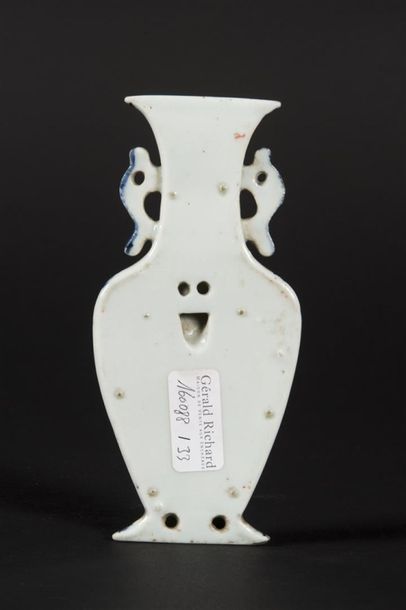 Chine, Bouquetière en porcelaine à décor...