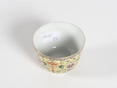 Chine, bol en porcelaine émaillée polychrome...