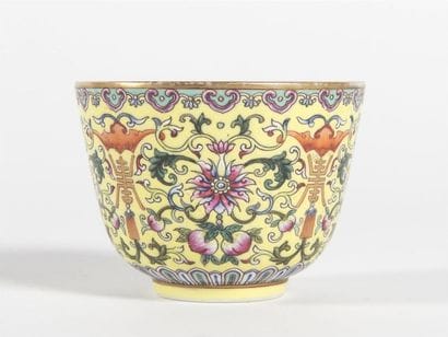 Chine, bol en porcelaine émaillée polychrome...