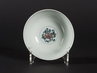 Chine, bol en porcelaine émaillée à décor...