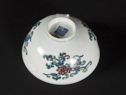 Chine, bol en porcelaine émaillée à décor...