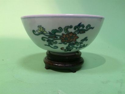 Chine, bol en porcelaine émaillée à décor...