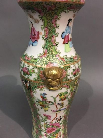 Chine CANTON, vase balustre à décor famille...