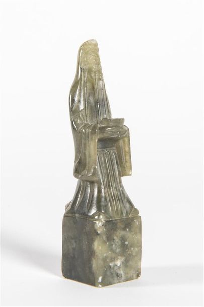 CHINE, cachet en jade vert nuancé, figurant...