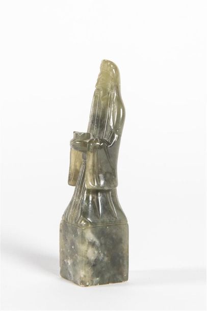 CHINE, cachet en jade vert nuancé, figurant...