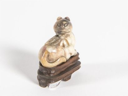 Sujet en pierre dure, felin jouant avec un...