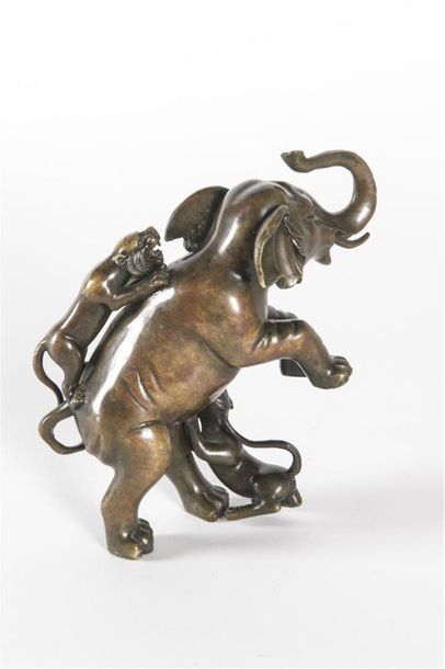 CHINE Sujet en bronze patiné, éléphant et...