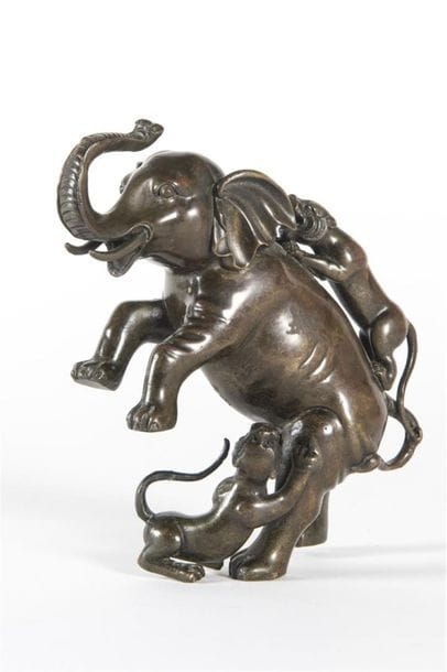 CHINE Sujet en bronze patiné, éléphant et...