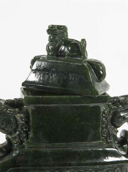 Chine, vase couvert de forme archaïque en...