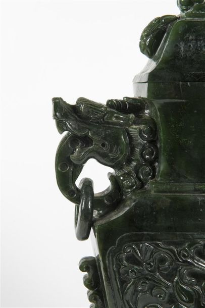 Chine, vase couvert de forme archaïque en...