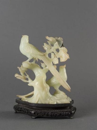 Chine, Sujet en jade clair sculpté deux oiseaux...