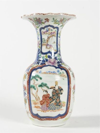 Japon, paire de vases en porcelaine à décor...