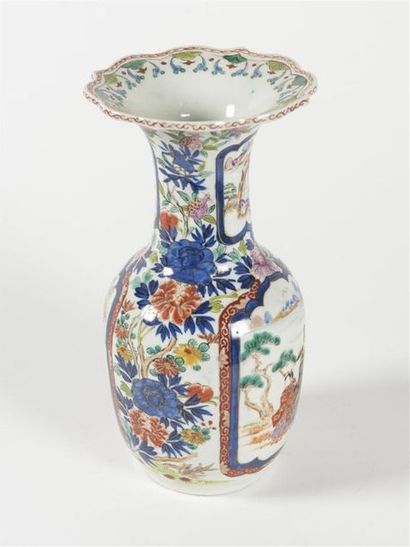 Japon, paire de vases en porcelaine à décor...