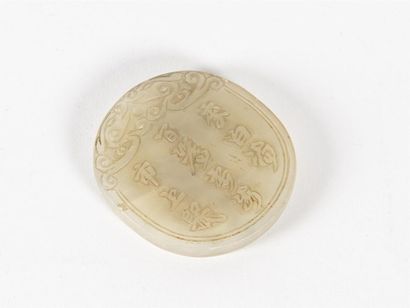 Pendentif ovale en jade sculpté 
Vers 1880
H...