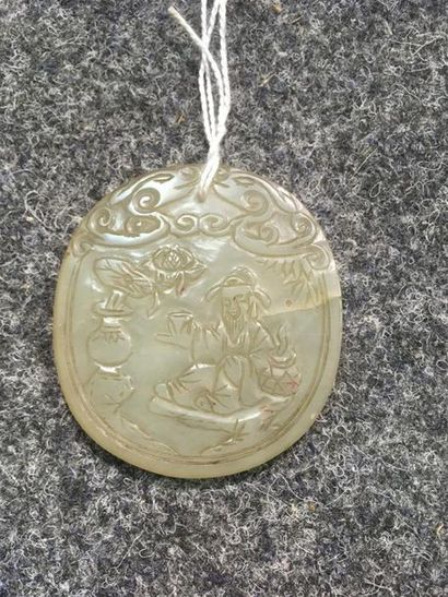 Pendentif ovale en jade sculpté 
Vers 1880
H...