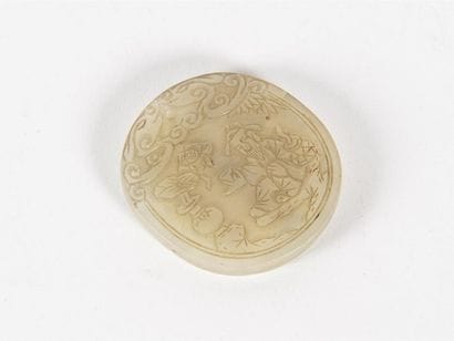Pendentif ovale en jade sculpté 
Vers 1880
H...
