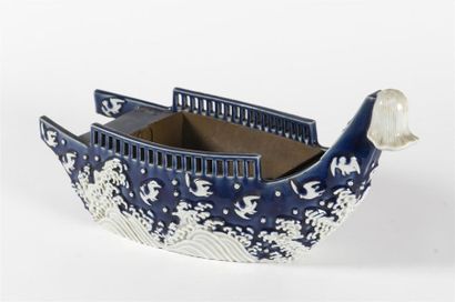 Chine, jardinière en forme de bateau en porcelaine
L...