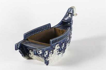 Chine, jardinière en forme de bateau en porcelaine
L...