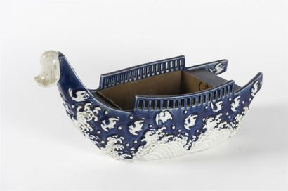 Chine, jardinière en forme de bateau en porcelaine
L...