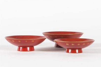 Trois bols sur pied en laque rouge et doré
D:...