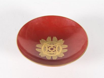 Trois bols sur pied en laque rouge et doré
D:...