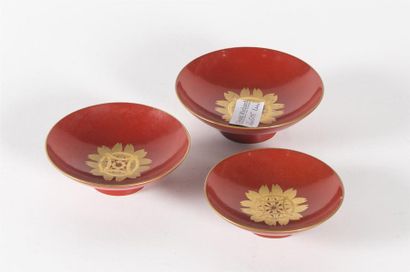 Trois bols sur pied en laque rouge et doré
D:...
