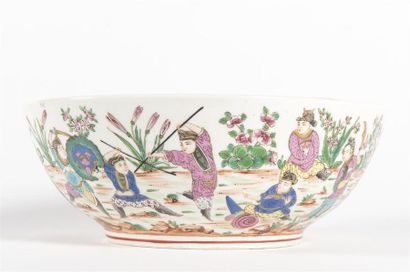 Chine,Coupe en porcelaine à décor polychrome...