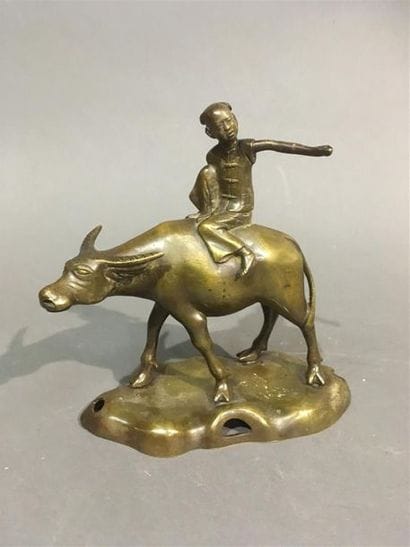 VIETNAM, sujet en bronze jeune homme et buffle
H :...