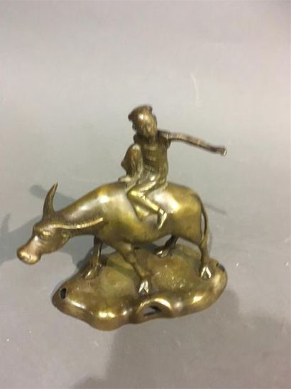 VIETNAM, sujet en bronze jeune homme et buffle
H :...